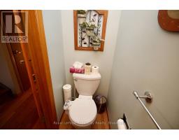 40 SHOEMAKER CRESCENT - 32