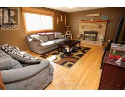 40 SHOEMAKER CRESCENT - 40
