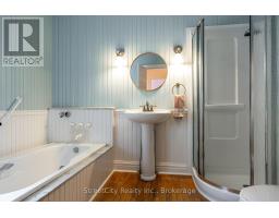 18 WATERLOO STREET N - 22