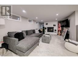 34 JACKSON CRESCENT - 31