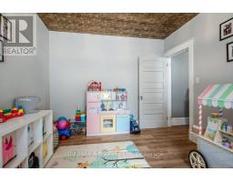 2 LOVEYS STREET E - 33