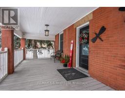 2 LOVEYS STREET E - 4