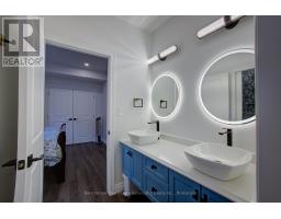 19 WINCHESTER CRESCENT - 32