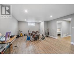 20 WINCHESTER CRESCENT - 24
