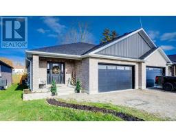 8 MALCOLM CRESCENT - 1