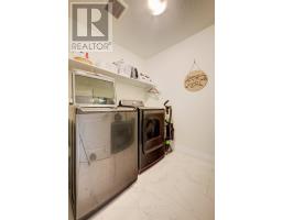 8 MALCOLM CRESCENT - 8