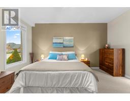 10 MACPHERSON AVENUE - 23