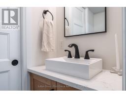 185 MOWAT STREET - 38