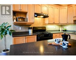 305 - 555 KING STREET E - 9