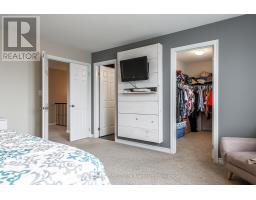 566 FORMAN AVENUE - 36