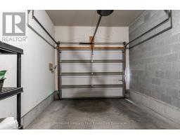 47 GREGORY CRESCENT - 40