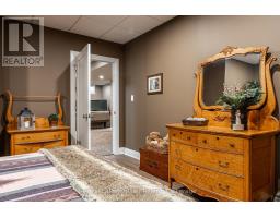 687 FORMAN AVENUE - 36