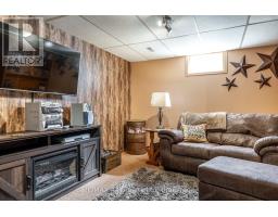 35 SPARLING CRESCENT - 32