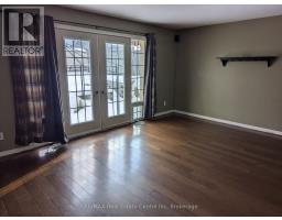 1014A VANIER AVENUE - 16