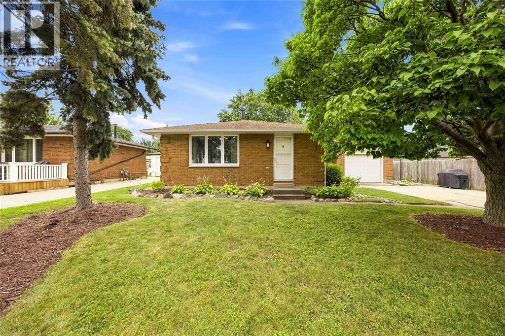 464 PARKDALE CRESCENT, St Clair