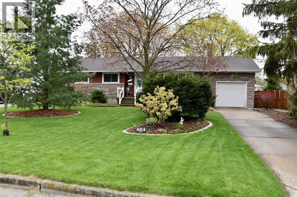 1049 LOCKHART CIRCLE, Sarnia