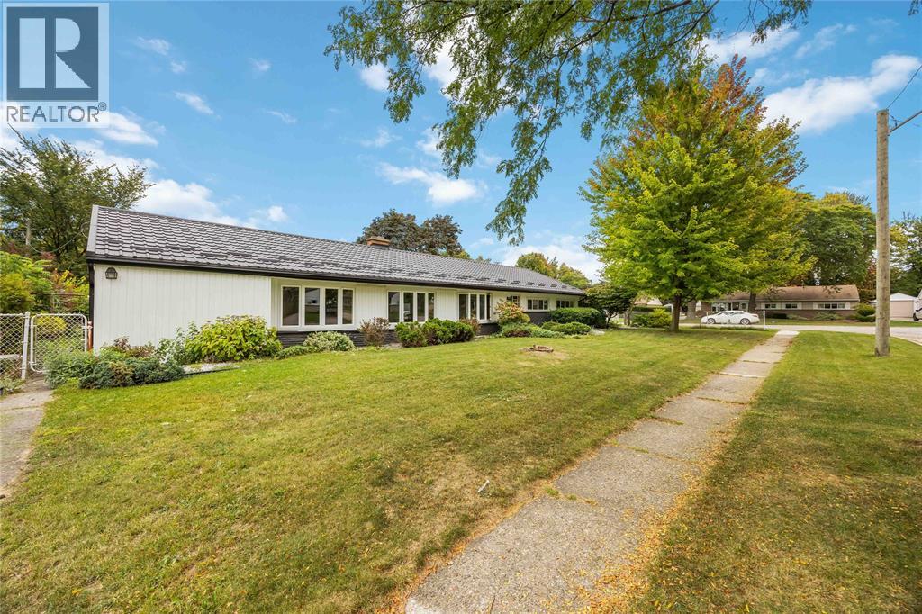 910 Charlesworth DRIVE, Sarnia