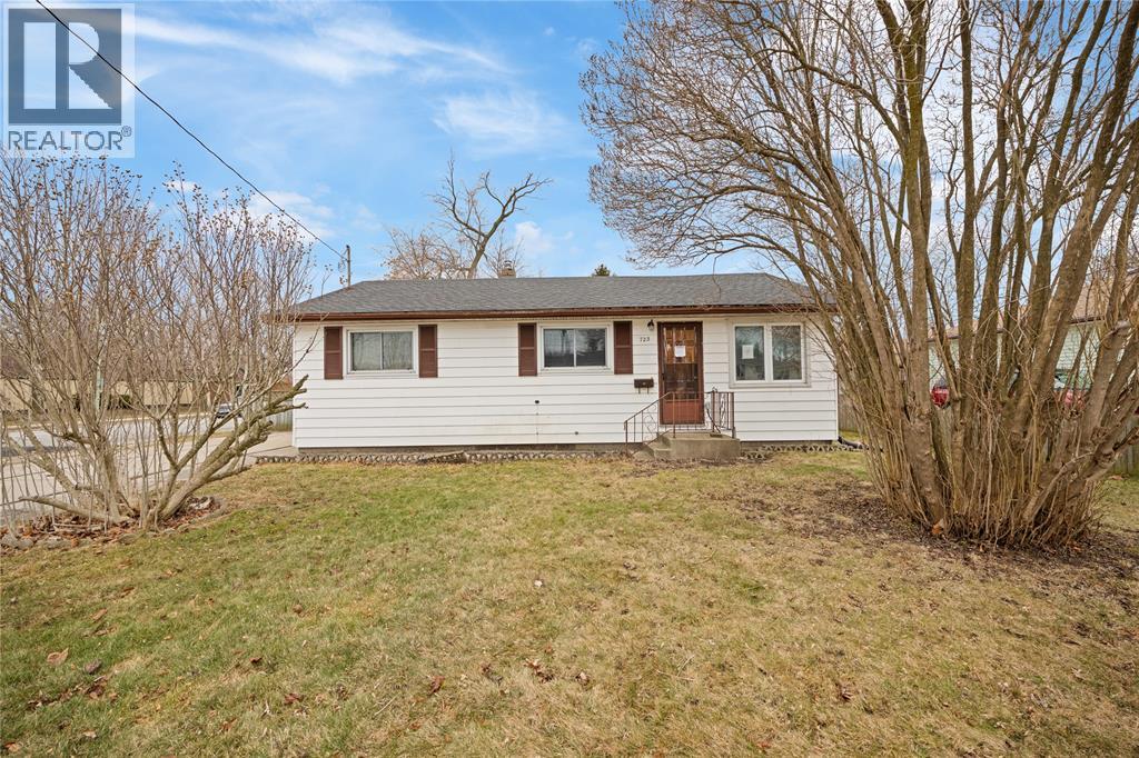 723 BENGARVIE STREET, Point Edward