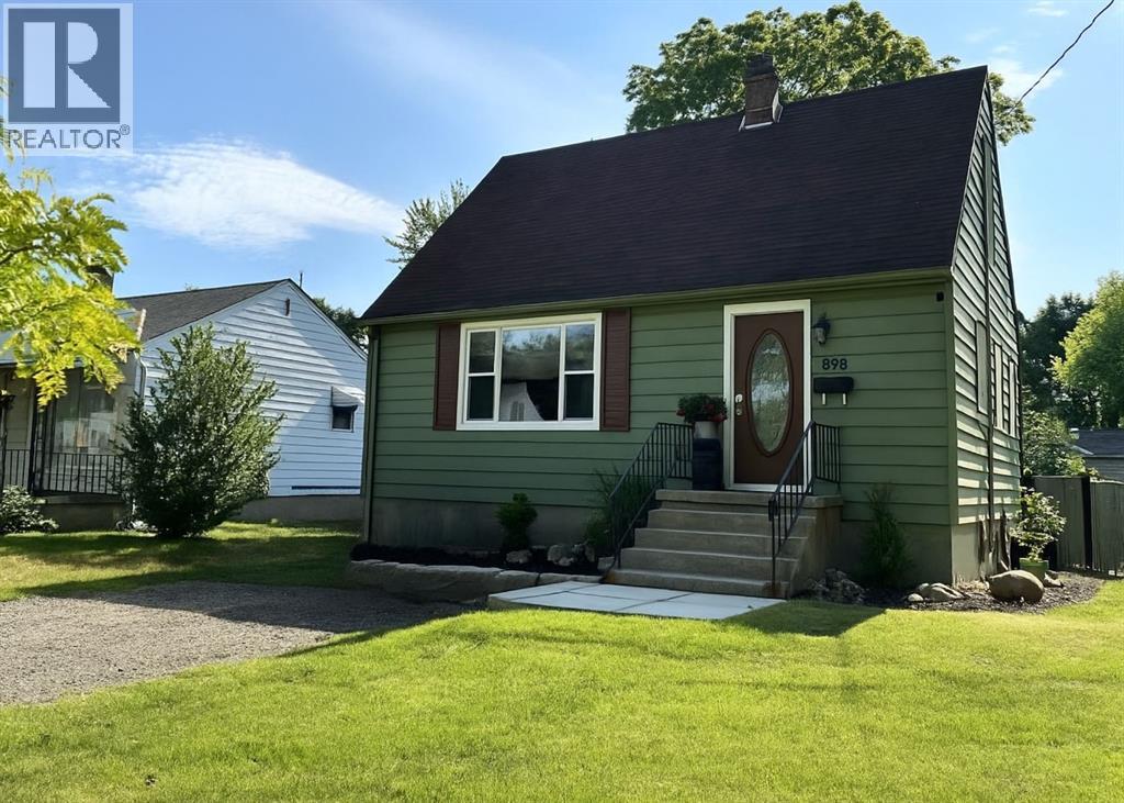 898 WOODLAND AVENUE, Sarnia