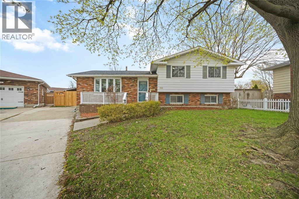 702 FROST COURT, Sarnia