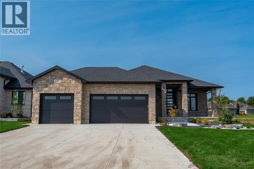 6927 SHORESIDE DRIVE, Plympton-Wyoming