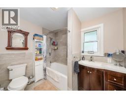 13 CANARY CRESCENT - 15