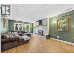 914 VARSITY CRESCENT - 13