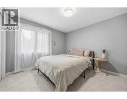 914 VARSITY CRESCENT - 15