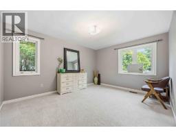 914 VARSITY CRESCENT - 17