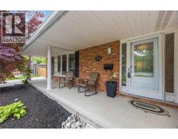 914 VARSITY CRESCENT - 3