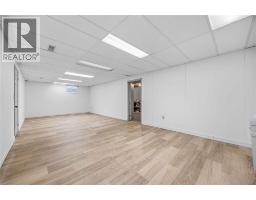 914 VARSITY CRESCENT - 33