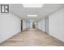 914 VARSITY CRESCENT - 34