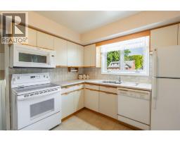 572 HIGHBURY PARK - 10