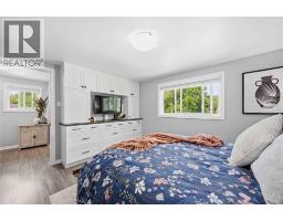 862 Montrose STREET - 26