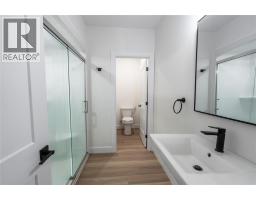 3613 Queen STREET - 34