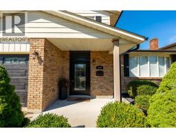 668 WINCHESTER CRESCENT - 2