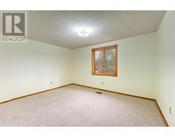 38 COPPERFIELD COURT - 24