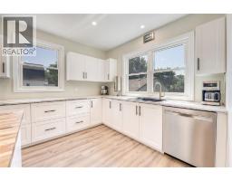 703 Wellington STREET - 10