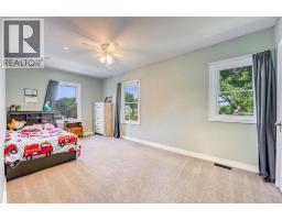 703 Wellington STREET - 35