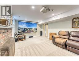 703 Wellington STREET - 39