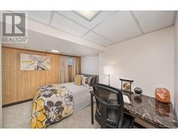 1586 ROWE AVENUE - 33