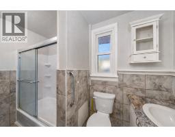 150 COLLEGE AVENUE North - 18