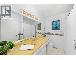 912 VARSITY CRESCENT - 16