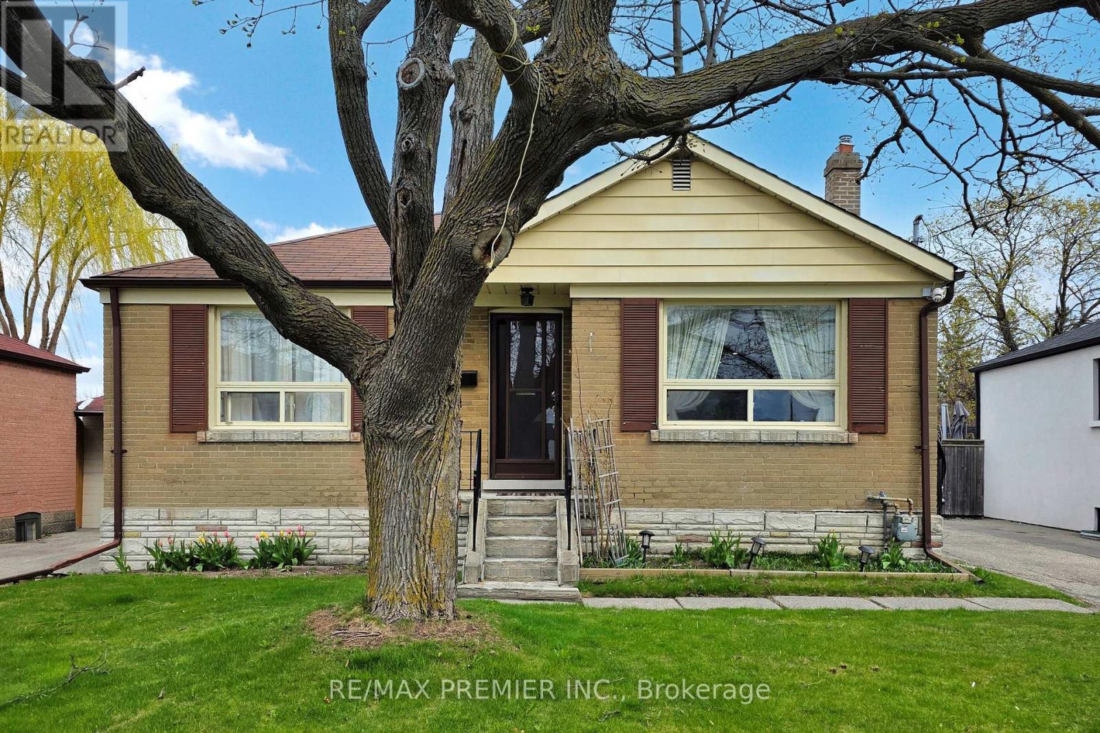 Property image for 262 RICHARD CLARK DRIVE|Toronto (Downsview-Roding-CFB), Ontario M3M1W4