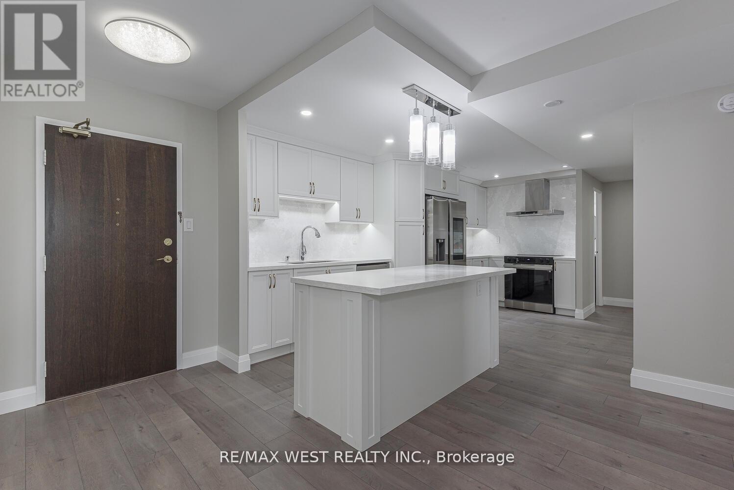 Property image for 1104 - 820 BURNHAMTHORPE ROAD|Toronto (Markland Wood), Ontario M9C4W2
