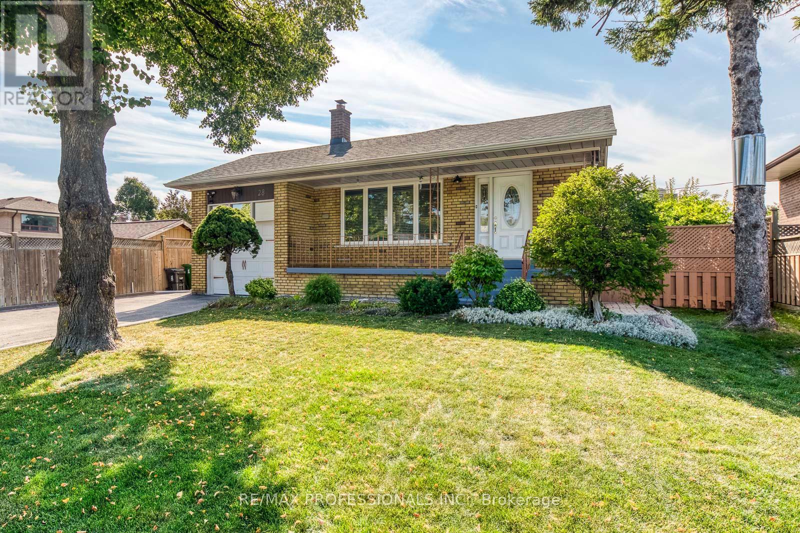 Property image for 28 SUMMERFIELD CRESCENT|Toronto (Eringate-Centennial-West Deane), Ontario M9C3X3
