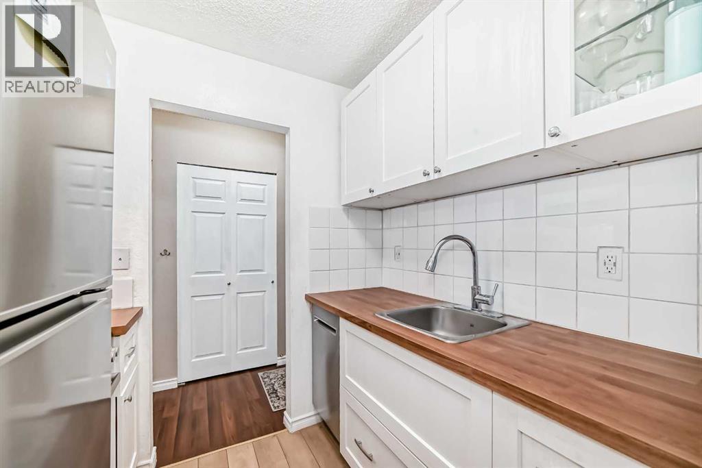 Apartment for Sale in 203, 1113 37 Street SW|Calgary, Alberta T3C1S5 5