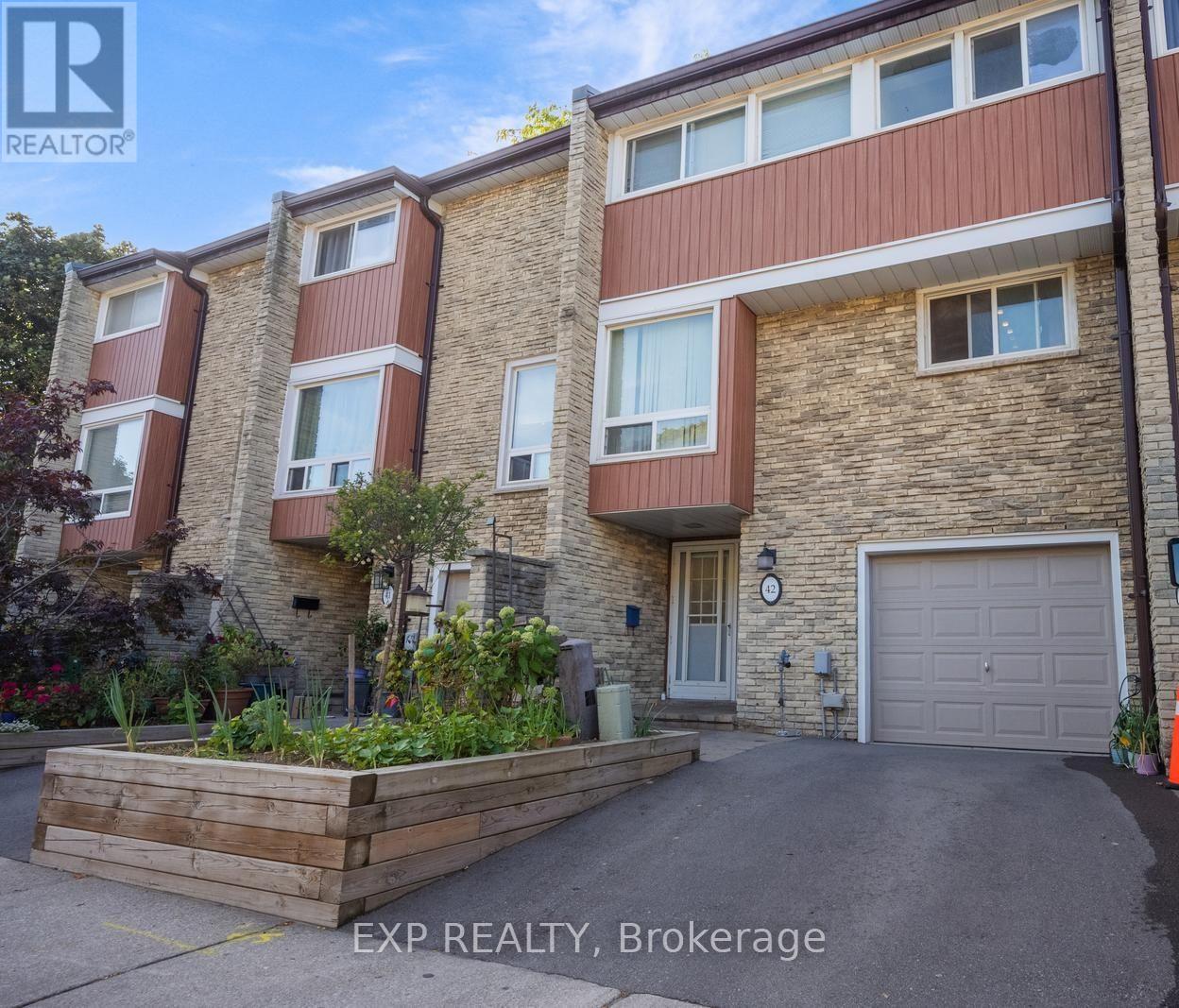 Row / Townhouse for Sale in UNIT 42 - 915 INVERHOUSE DRIVE|Mississauga (Clarkson), Ontario L5J4B2 2