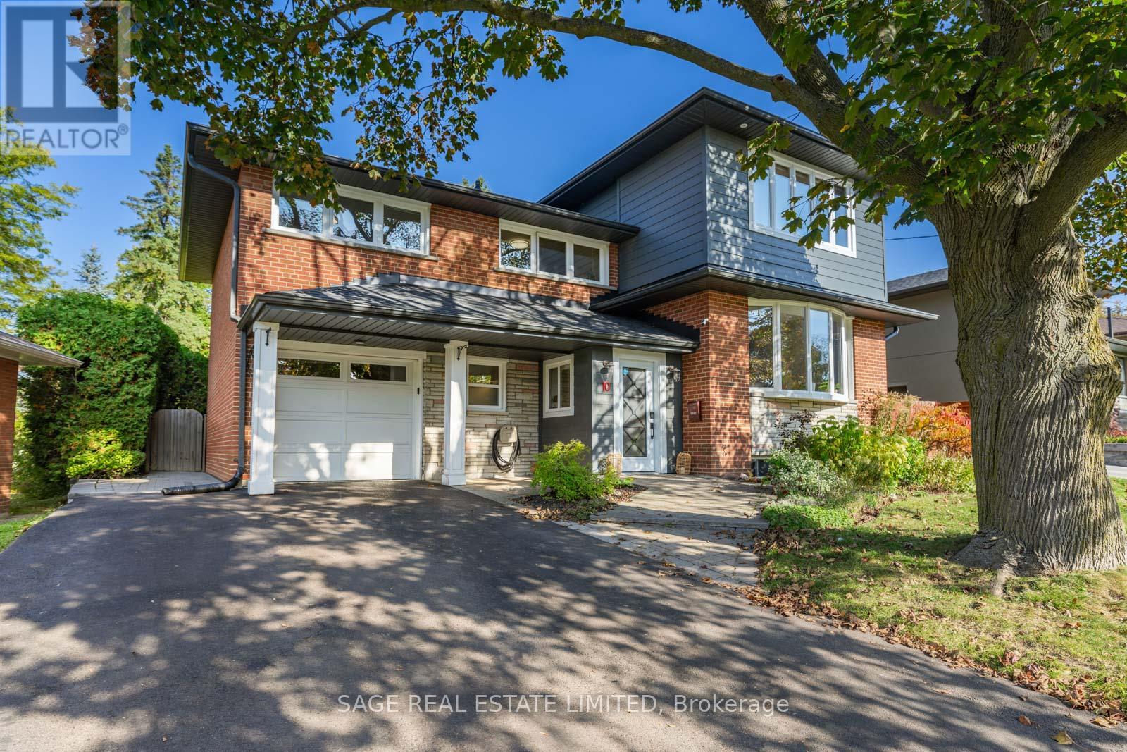 Primary image of 10 LIONEL HEIGHTS CRESCENT|Toronto (Parkwoods-Donalda), Ontario M3A1L9