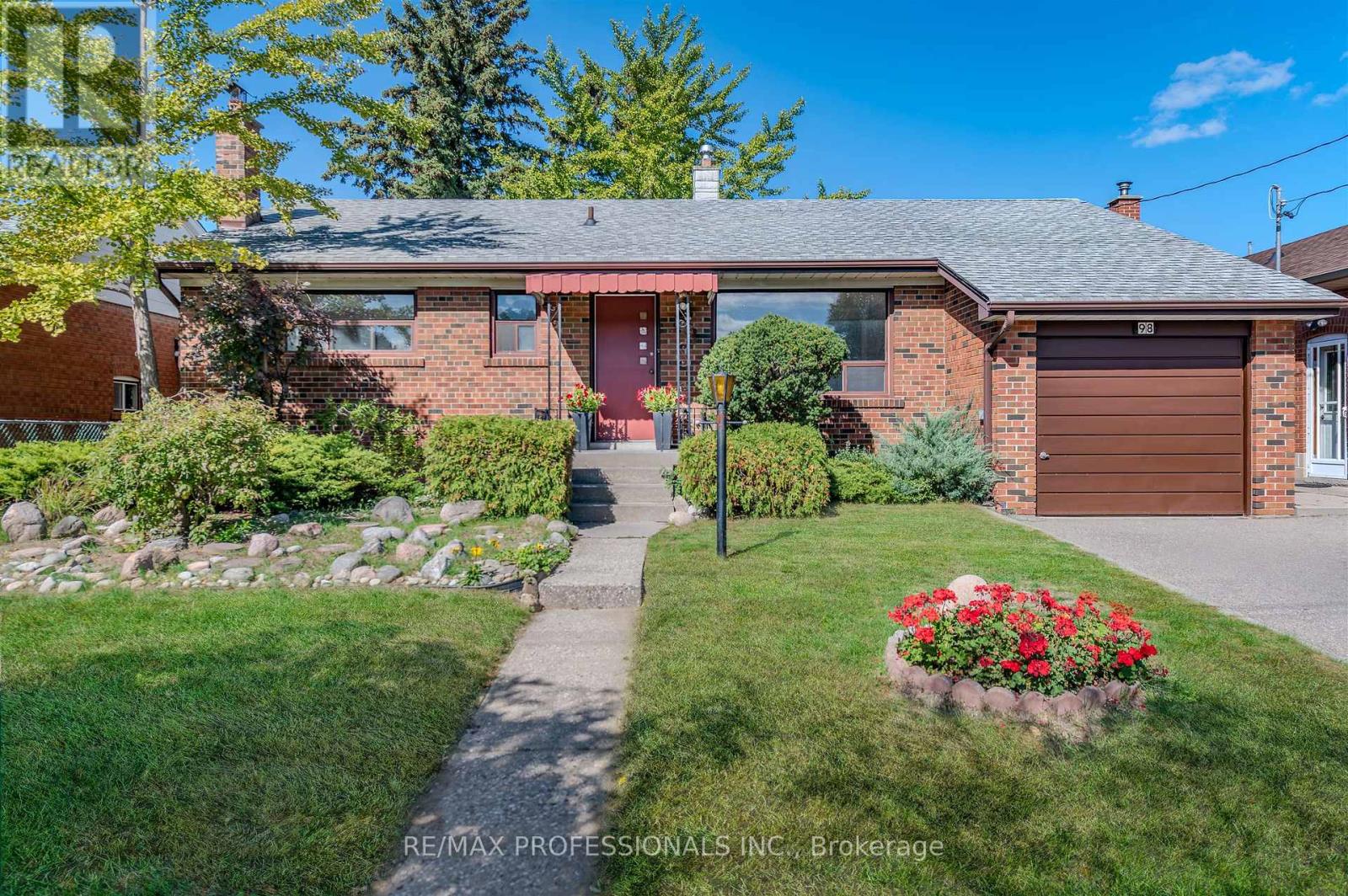 Property image for 98 AMBLESIDE AVENUE|Toronto (Stonegate-Queensway), Ontario M8Z2J1